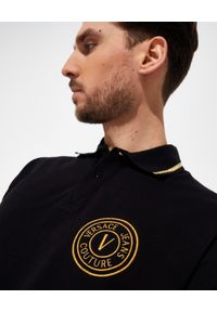 Versace Jeans Couture - VERSACE JEANS COUTURE - Czarna koszulka polo z barokowym nadrukiem. Typ kołnierza: polo. Kolor: czarny. Materiał: bawełna. Wzór: nadruk. Styl: klasyczny