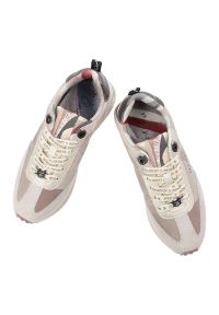 Sneakersy damskie Anekke, ze skóry naturalnej zamszowej sznurowanie lekka podeszwa sportowy styl casual, białe, 42370-482. Okazja: na co dzień. Zapięcie: sznurówki. Kolor: biały. Materiał: skóra, zamsz. Szerokość cholewki: normalna. Wzór: aplikacja #3