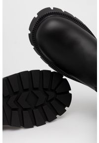 Answear Lab Kozaki kolor czarny. Nosek buta: okrągły. Kolor: czarny. Materiał: guma. Szerokość cholewki: normalna. Obcas: na obcasie. Styl: wakacyjny. Wysokość obcasa: niski