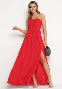 Born2be - Czerwona Elegancka Rozkloszowana Sukienka na Jedno Ramię Wistlia. Okazja: na imprezę. Kolor: czerwony. Typ sukienki: asymetryczne, rozkloszowane. Styl: elegancki