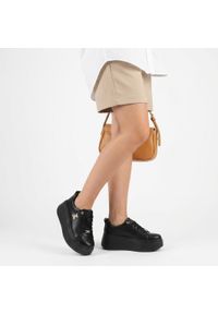 Sneakersy damskie Filippo, wykonane ze skóry naturalnej fason na wysokiej platformie, czarne, DP6246/26 BK. Okazja: na co dzień, na spacer. Zapięcie: sznurówki. Kolor: czarny. Materiał: skóra. Wzór: aplikacja. Obcas: na platformie. Styl: casual, klasyczny, elegancki #4