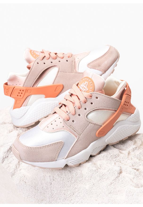 Nike - Sneakersy damskie NIKE AIR HUARACHE. Okazja: do pracy, na spacer, na co dzień. Kolor: różowy. Model: Nike Air Huarache, Nike Huarache. Sport: turystyka piesza