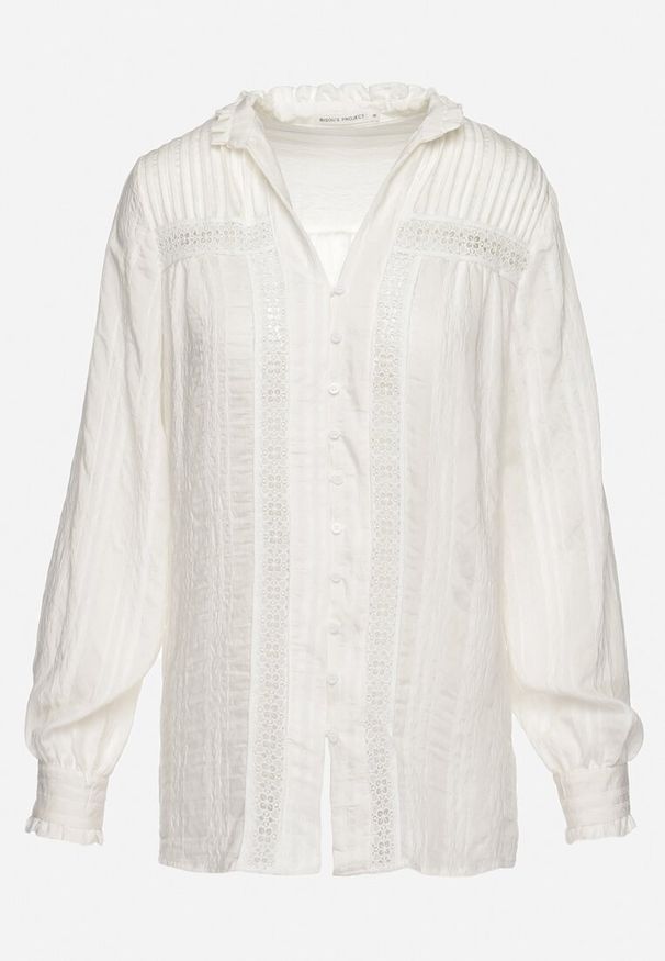 Born2be - Biała Koszula w Stylu Boho z Ażurowymi Lamówkami Larsula. Okazja: na spotkanie biznesowe, do pracy. Typ kołnierza: dekolt w kształcie V. Kolor: biały. Długość: długie. Wzór: ażurowy. Materiał: jeans, materiał. Długość rękawa: długi rękaw. Sezon: lato. Styl: boho