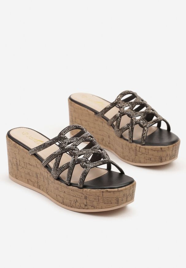 Born2be - Czarne Klapki na Koturnie Ozdobione Cyrkoniami Tenamaria. Okazja: na co dzień. Kolor: czarny. Materiał: jeans. Wzór: aplikacja. Obcas: na koturnie. Styl: glamour, casual. Wysokość obcasa: średni
