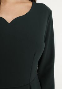 Born2be - Ciemnozielona Rozkloszowana Sukienka Wieczorowa ze Szpiczastym Dekoltem Temithiel. Okazja: na co dzień. Kolor: zielony. Materiał: jeans. Wzór: aplikacja. Typ sukienki: proste. Styl: wizytowy