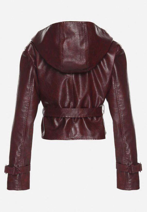 Born2be - Bordowa Krótka Kurtka Typu Trencz z Imitacji Skóry z Kapturem i Wiązanym Paskiem Nilianiela. Okazja: na co dzień. Typ kołnierza: kaptur. Kolor: czerwony. Materiał: skóra. Długość: krótkie. Wzór: paski. Styl: elegancki, klasyczny, casual