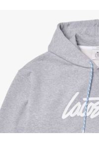 Lacoste - LACOSTE - Szara bluza z białym podpisem Loose Fit. Kolor: szary. Materiał: bawełna. Wzór: haft, aplikacja