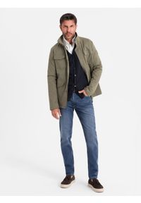 Ombre Clothing - Lekka męska kurtka z kieszeniami i wysokim kołnierzem – khaki V3. Okazja: na co dzień. Typ kołnierza: kołnierzyk stójkowy. Kolor: brązowy. Materiał: syntetyk, materiał. Wzór: aplikacja. Styl: klasyczny, casual #2