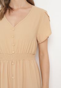 Born2be - Ciemnobeżowa Sukienka z Cienkimi Gumkami w Pasie Ozdobiona Guzikami z Rozcięciem i Falbanką Farcia. Okazja: na co dzień. Kolor: beżowy. Długość rękawa: krótki rękaw. Wzór: aplikacja. Typ sukienki: proste. Styl: casual, elegancki #3