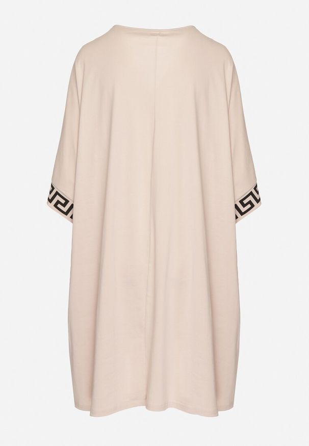 Born2be - Różowa Bawełniana Sukienka o Pudełkowym Kroju z Dekoltem w Serek Amosa. Okazja: na co dzień. Typ kołnierza: dekolt w serek. Kolekcja: plus size. Kolor: różowy. Wzór: aplikacja, geometria. Typ sukienki: dla puszystych. Materiał: bawełna. Długość rękawa: krótki rękaw. Sezon: lato, wiosna. Styl: elegancki, casual