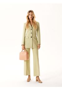 Kazar - Skórzana torebka kuferek zdobiona nitami. Kolor: beżowy. Wzór: aplikacja. Materiał: skórzane. Rodzaj torebki: do ręki #5