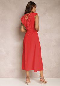 Renee - Czerwona Sukienka Aeritrite. Typ kołnierza: kokarda. Kolor: czerwony. Materiał: materiał. Wzór: jednolity, aplikacja. Typ sukienki: kopertowe. Styl: wizytowy. Długość: midi
