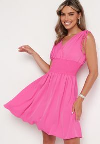 Born2be - Różowa Sukienka z Kopertowym Dekoltem Ściągana na Ramionach z Gumką w Talii Cornia. Typ kołnierza: dekolt kopertowy. Kolor: różowy. Typ sukienki: kopertowe #1