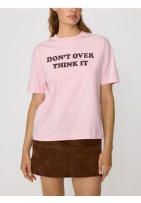 Reserved - T-shirt z nadrukiem - pastelowy róż. Kolor: różowy. Materiał: dzianina, bawełna. Wzór: nadruk #1