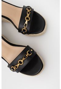 Guess sandały skórzane WENDY damskie kolor czarny na koturnie. Zapięcie: klamry. Kolor: czarny. Materiał: skóra. Obcas: na koturnie #4