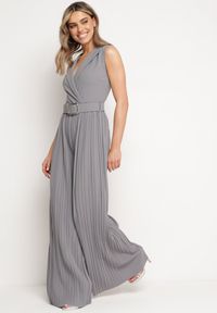 Born2be - Szary Kombinezon z Kopertową Górą i Szerokimi Nogawkami z Paskiem z Metalową Klamrą Lancilla. Okazja: na spotkanie biznesowe. Kolor: szary. Długość: długie. Styl: elegancki, biznesowy #6