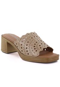 Klapki damskie na słupku ażurowe beżowe M.Daszyński MR2598-7. Kolor: beżowy. Materiał: skóra ekologiczna. Wzór: ażurowy. Obcas: na słupku #1