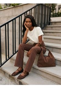 Sinsay - Bluzka z ozdobnymi perłami przy dekolcie z wiskozą - brązowy. Kolor: brązowy. Materiał: wiskoza