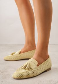 Renee - Żółte Perforowane Mokasyny z Imitacji Zamszu Zdobione Frędzlami Vaeliane. Okazja: na co dzień. Kolor: żółty. Materiał: zamsz. Wzór: aplikacja. Styl: casual, elegancki #1