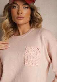 Renee - Jasnoróżowy Pudełkowy Sweter Zdobiony Wzorzystą Kieszonką Zeanila. Okazja: na co dzień. Kolor: różowy. Długość rękawa: długi rękaw. Długość: długie. Wzór: aplikacja. Styl: casual, klasyczny, elegancki