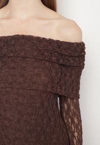 Born2be - Brązowa Koktajlowa Sukienka z Odkrytymi Ramionami z Koronki Eperrie. Kolor: brązowy. Materiał: koronka. Wzór: koronka. Typ sukienki: z odkrytymi ramionami. Styl: wizytowy. Długość: midi #2