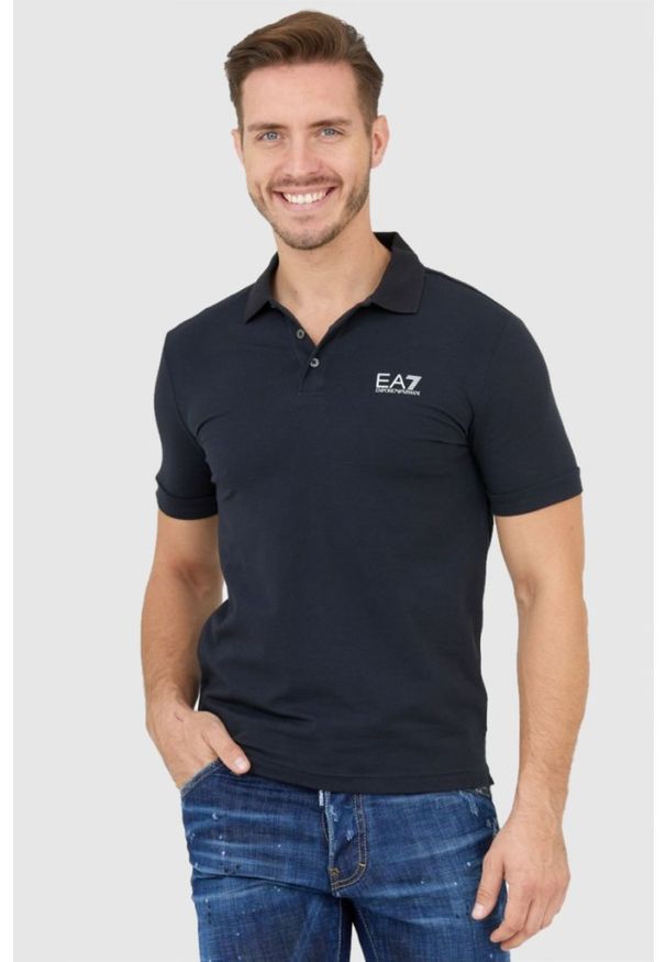 EA7 Emporio Armani - EA7 Ciemnogranatowa męska koszulka polo ze srebrnym logo, Rozmiar XL. Typ kołnierza: polo. Kolor: niebieski