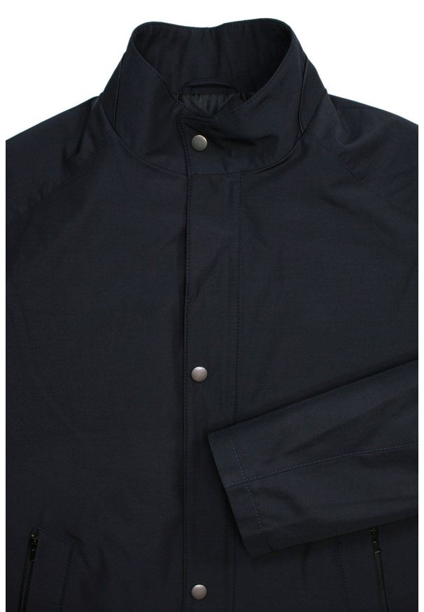 Zanardi Trade - Elegancka, Dłuższa Kurtka Męska, Granatowa z Podszewką. Typ kołnierza: kołnierzyk stójkowy. Kolor: niebieski. Materiał: poliester, tkanina. Długość: długie. Sezon: zima, lato. Styl: elegancki