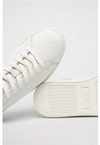 Armani Exchange - Buty. Nosek buta: okrągły. Zapięcie: sznurówki. Kolor: biały. Materiał: guma