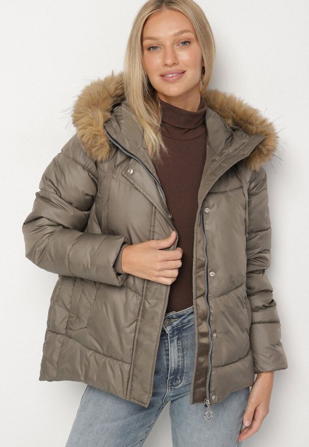 Born2be - Ciemnozielona Pikowana Kurtka o Trapezowym Kroju z Kapturem z Futrem Lanarela. Okazja: na co dzień. Typ kołnierza: kaptur. Kolor: zielony. Materiał: futro. Styl: casual, elegancki