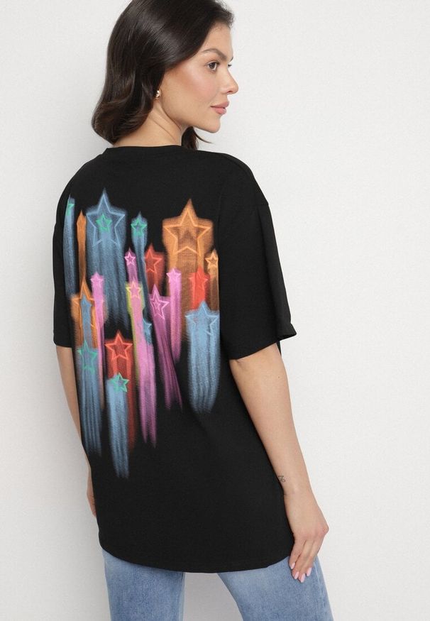 Born2be - Czarny Oversizowy T-shirt z Napisem z Przodu i Gwiazdami na Plecach Ilanlith. Okazja: na co dzień. Kolor: czarny. Materiał: jeans. Wzór: napisy. Sezon: wiosna. Styl: casual, klasyczny