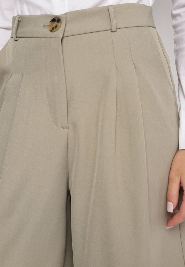 Born2be - Jasnozielone Szorty Bermudy o Szerokim Kroju z Zakładkami Sondira. Okazja: na co dzień, na spotkanie biznesowe. Kolor: zielony. Materiał: materiał. Sezon: lato. Styl: biznesowy, casual, elegancki