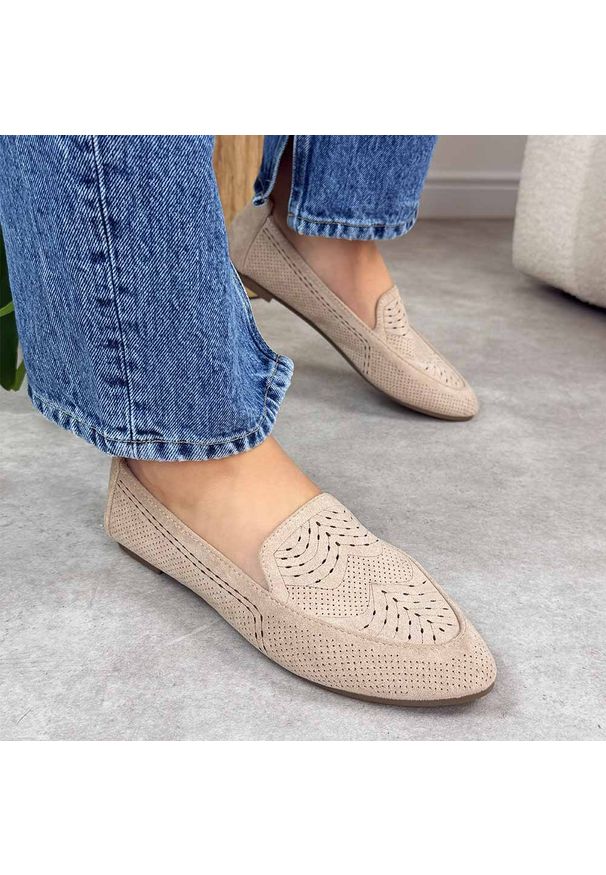POTOCKI - Beżowe ażurowe zamszowe mokasyny damskie Potocki 23300. Kolor: beżowy. Materiał: zamsz. Szerokość cholewki: normalna. Wzór: ażurowy. Sezon: wiosna, lato. Styl: elegancki, klasyczny