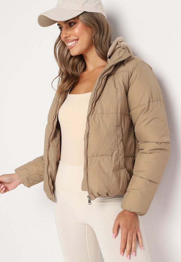 Born2be - Ciemnobeżowa Pikowana Kurtka z Kapturem Mivuna. Okazja: na co dzień. Typ kołnierza: kaptur. Kolor: beżowy. Materiał: tkanina, jeans. Długość: krótkie. Styl: casual