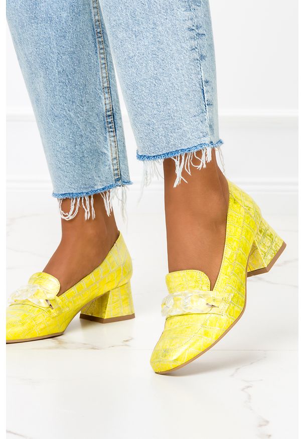 Casu - żółte mokasyny na klocku z łańcuchem wzór wężowy polska skóra casu 2346. Kolor: żółty. Materiał: skóra