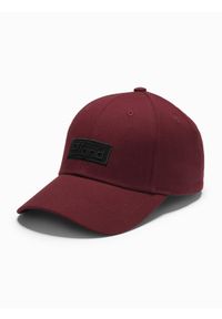 Ombre Clothing - Czapka męska bejsbolówka z daszkiem oraz prostokątną naszywką – bordowa V8. Kolor: czerwony. Materiał: bawełna. Wzór: aplikacja. Styl: klasyczny, sportowy, casual, elegancki