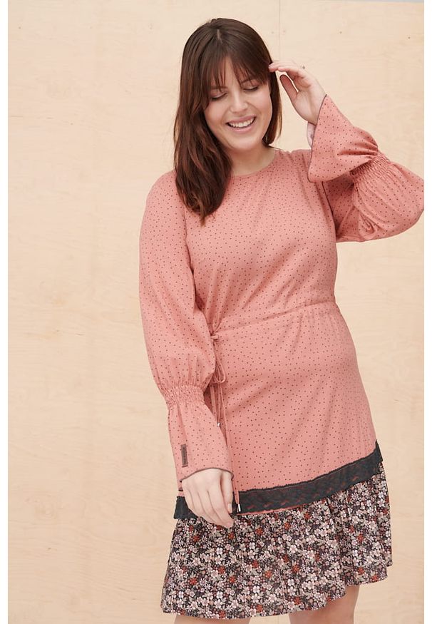 blue shadow - Sukienka Szilla Plus Size Maczek Br. Róż / Dv 482. Typ kołnierza: dekolt w łódkę. Kolekcja: plus size. Kolor: różowy. Materiał: koronka, tkanina, wiskoza. Wzór: aplikacja, koronka, kropki. Typ sukienki: dla puszystych