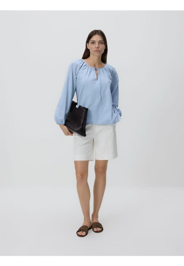 Reserved - Bluzka z haftem - jasnoniebieski. Kolor: niebieski. Materiał: bawełna, tkanina. Wzór: haft. Styl: klasyczny