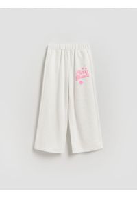 Reserved - Spodnie dresowe z nadrukiem - złamana biel. Materiał: dresówka. Wzór: nadruk