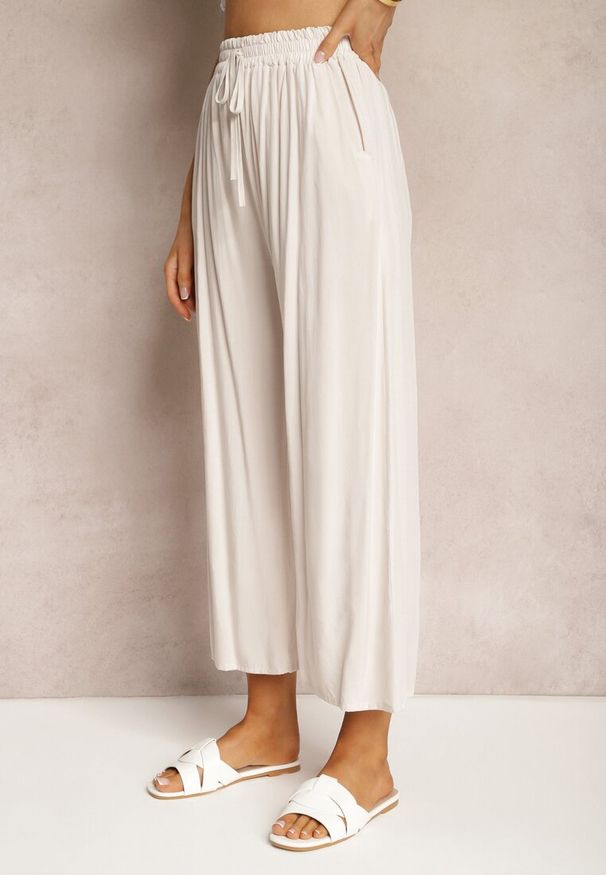 Renee - Jasnobeżowe Spodnie z Bawełny Typu Palazzo z Gumką w Talii Fieana. Okazja: na spacer. Kolor: beżowy. Materiał: bawełna