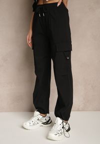 Renee - Czarne Spodnie z Bawełną Typu Cargo High Waist Puvoria. Okazja: na co dzień, na spacer. Stan: podwyższony. Kolor: czarny. Materiał: bawełna. Styl: casual #5