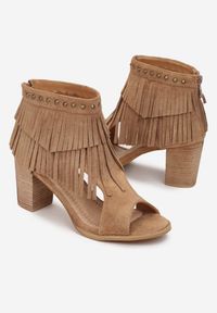 Renee - Brązowe Sandały za Kostkę z Frędzlami i Ćwiekami Inayat. Zapięcie: zamek. Kolor: brązowy. Obcas: na obcasie. Wysokość obcasa: średni #5