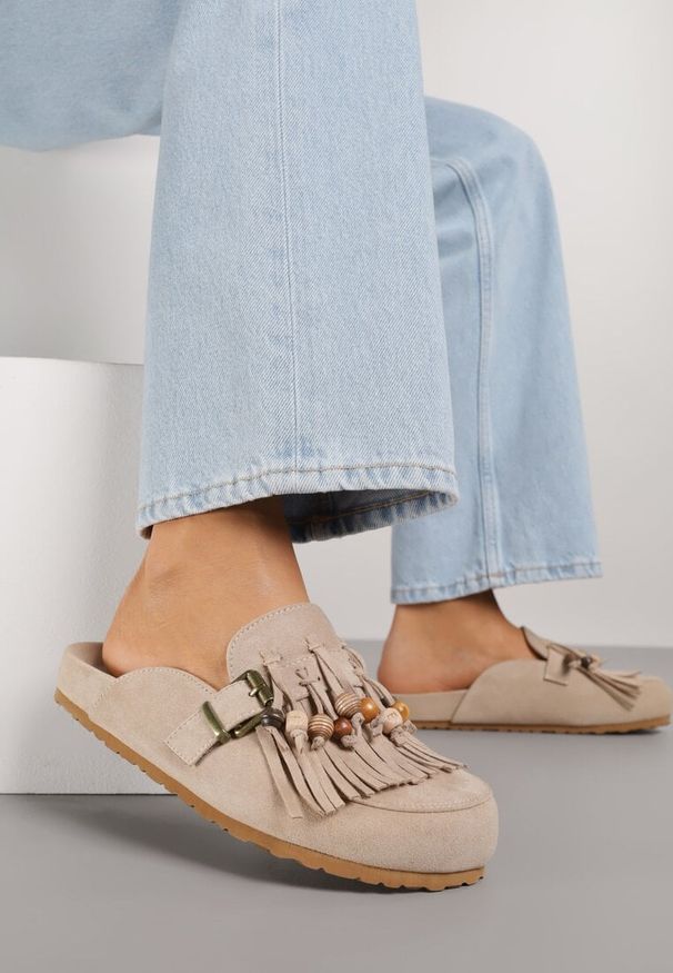 Born2be - Ciemnobeżowe Klapki na Grubej Podeszwie z Frędzlami Klamrami i Koralikami Glysnell. Okazja: na co dzień, do pracy, na spacer. Kolor: beżowy. Materiał: jeans. Sezon: lato. Styl: casual, elegancki