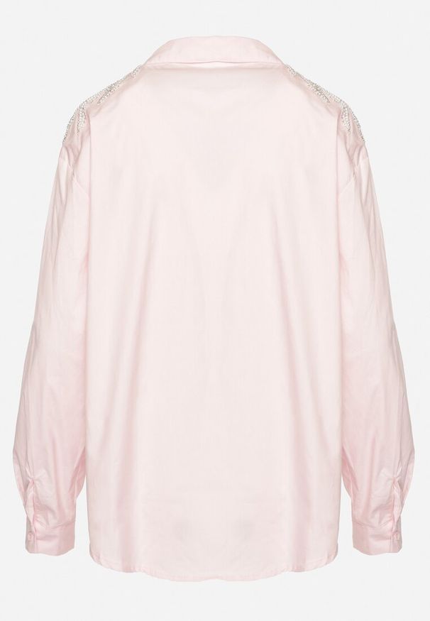 Born2be - Różowa Koszula z Bawełny Ozdobiona Cekinami Nalaniriel. Okazja: na co dzień. Typ kołnierza: dekolt w kształcie V, kołnierzyk klasyczny. Kolor: różowy. Materiał: bawełna. Długość rękawa: długi rękaw. Długość: długie. Wzór: aplikacja. Styl: casual, klasyczny