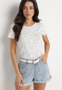 Born2be - Biały T-shirt z Bawełny w Kwiaty Savilisse. Okazja: na co dzień. Kolor: biały. Materiał: bawełna. Wzór: kwiaty. Styl: klasyczny, casual #6