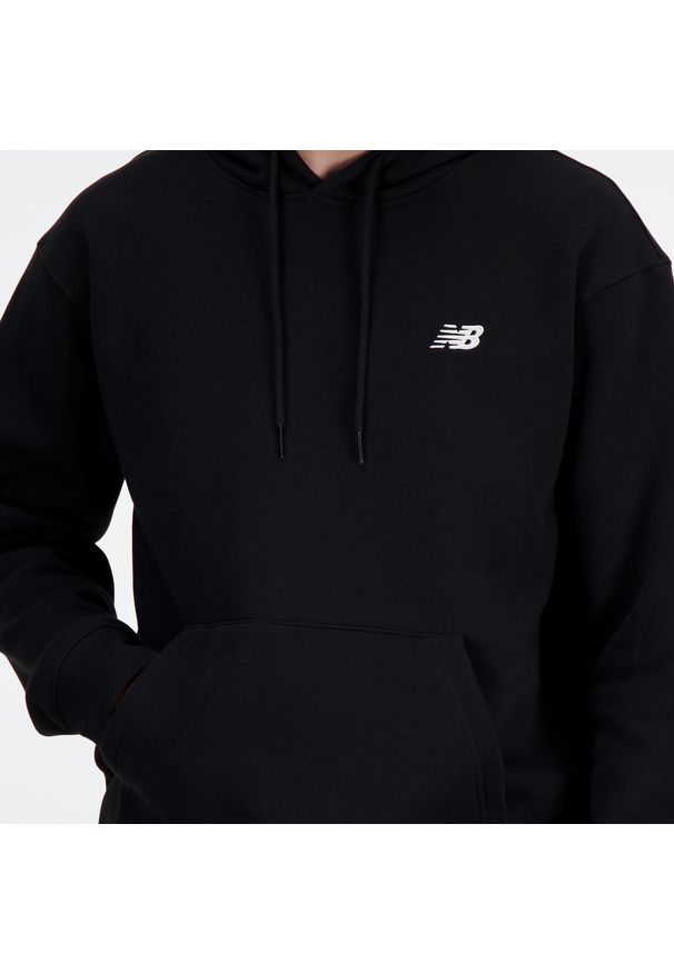 Bluza męska New Balance MT41508BK – czarna. Kolor: czarny. Materiał: tkanina, dresówka, poliester, bawełna. Wzór: aplikacja