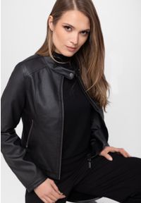 Volcano - Kurtka z ekoskóry J-FITTYA. Typ kołnierza: kołnierzyk stójkowy. Kolor: czarny. Materiał: skóra, materiał. Styl: klasyczny, rockowy, elegancki #1