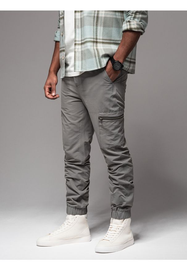 Ombre Clothing - Spodnie męskie joggery z kieszeniami cargo i printem – szare V4 - Rozmiar: M. Okazja: na co dzień. Kolor: szary. Materiał: guma, tkanina, poliester, materiał, bawełna, elastan. Wzór: nadruk. Styl: casual