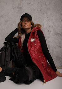 Renee - Czerwona Długa Kamizelka Pikowana z Nieodpinanym Kapturem Ozdobiona Naszywką Kasseda. Okazja: na co dzień. Kolor: czerwony. Materiał: jeans, poliester. Długość: długie. Wzór: aplikacja. Styl: casual #6