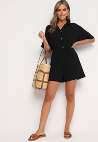 Born2be - Czarny Muślinowy Kombinezon z Bawełny Wiązany w Talii z Guzikami Dlirena. Kolor: czarny. Materiał: bawełna. Długość rękawa: krótki rękaw. Długość: krótkie. Styl: elegancki #7