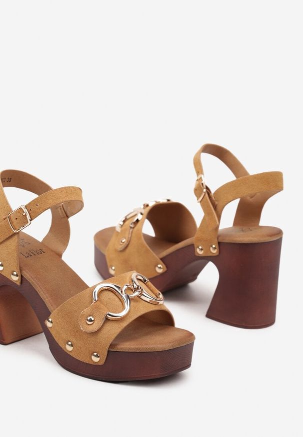 Renee - Brązowe Sandały Inspirowane Drewniakami z Nitami i Metliczną Aplikacją na Słupku Maniora. Kolor: brązowy. Materiał: jeans. Wzór: aplikacja. Obcas: na słupku